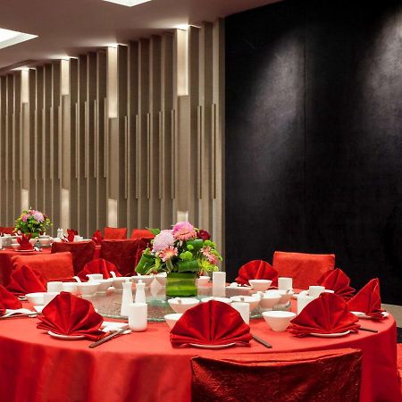 Pullman Miri Waterfront Otel Dış mekan fotoğraf A banquet hall in a hotel