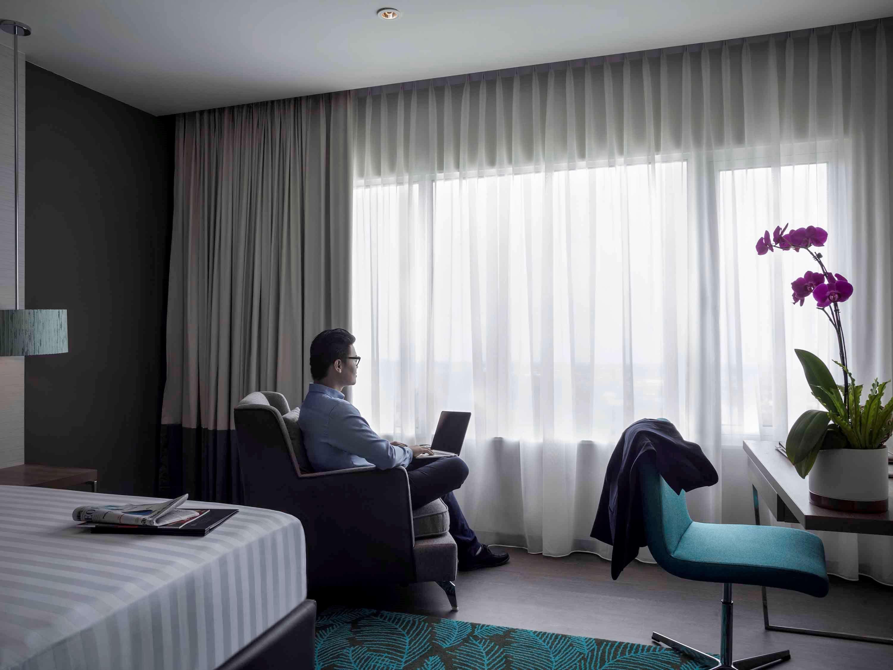Pullman Miri Waterfront Otel Dış mekan fotoğraf A room at the hotel