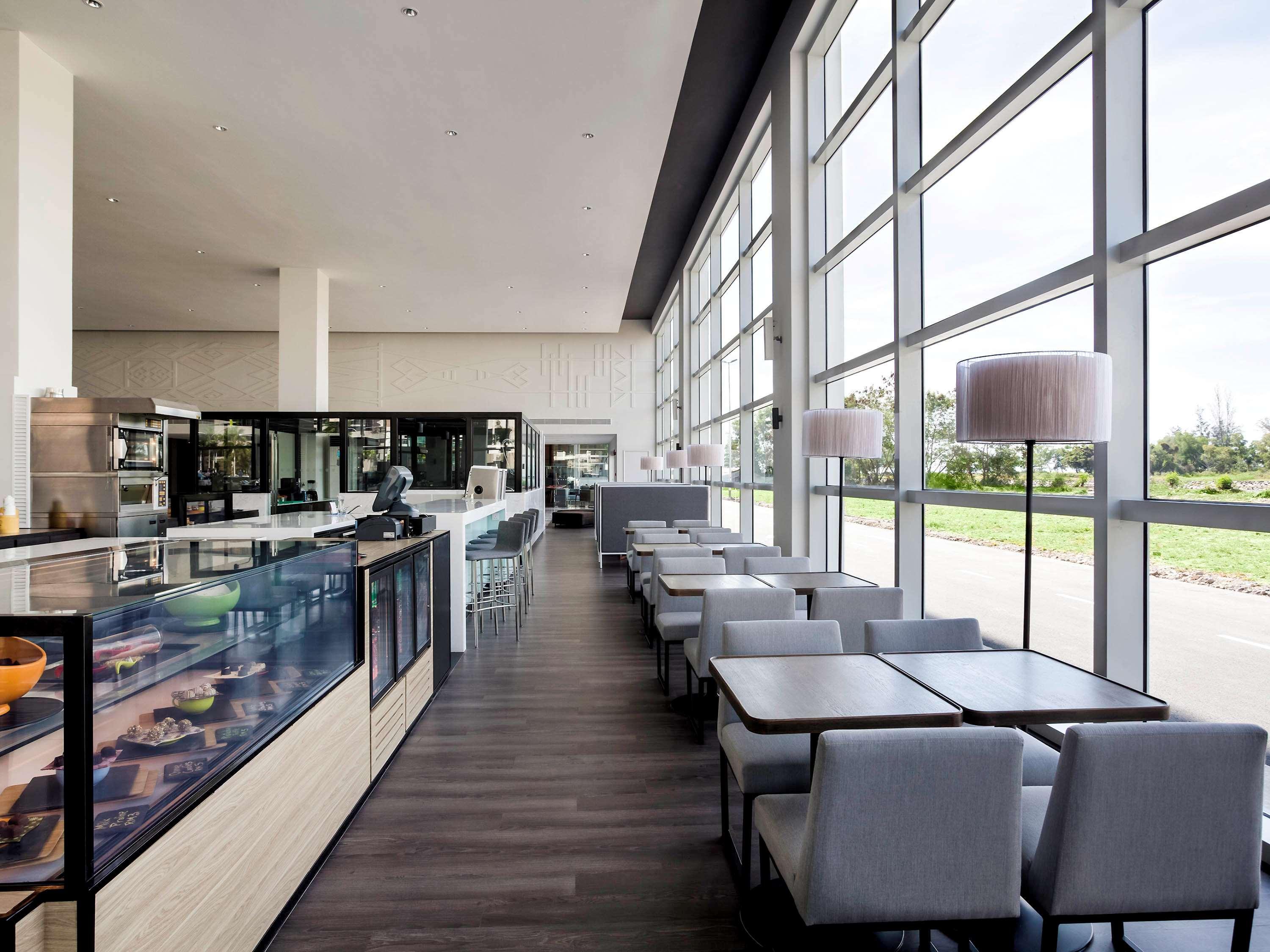 Pullman Miri Waterfront Otel Dış mekan fotoğraf The interior of the restaurant