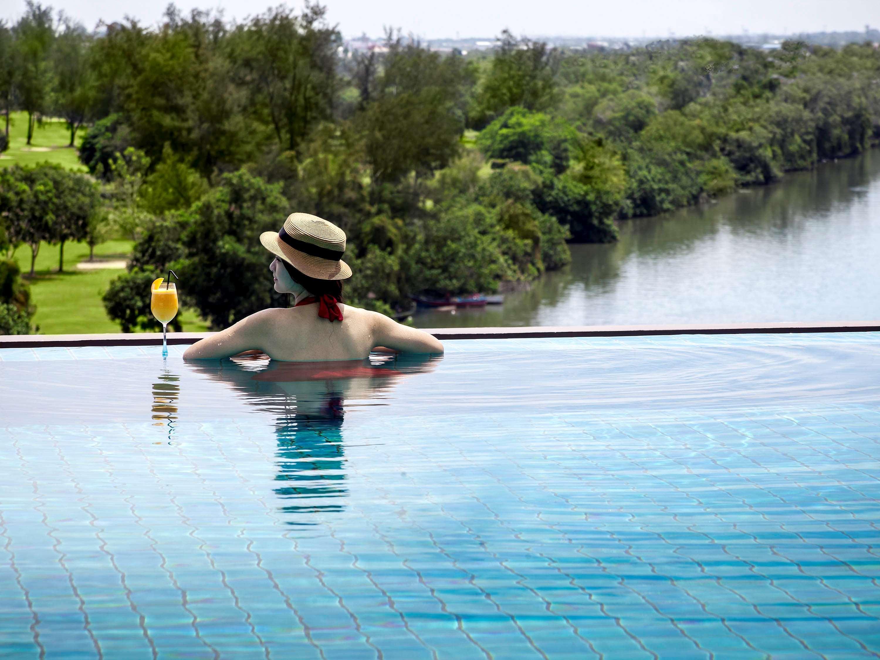 Pullman Miri Waterfront Otel Dış mekan fotoğraf Infinity pool at The Riverine Resort
