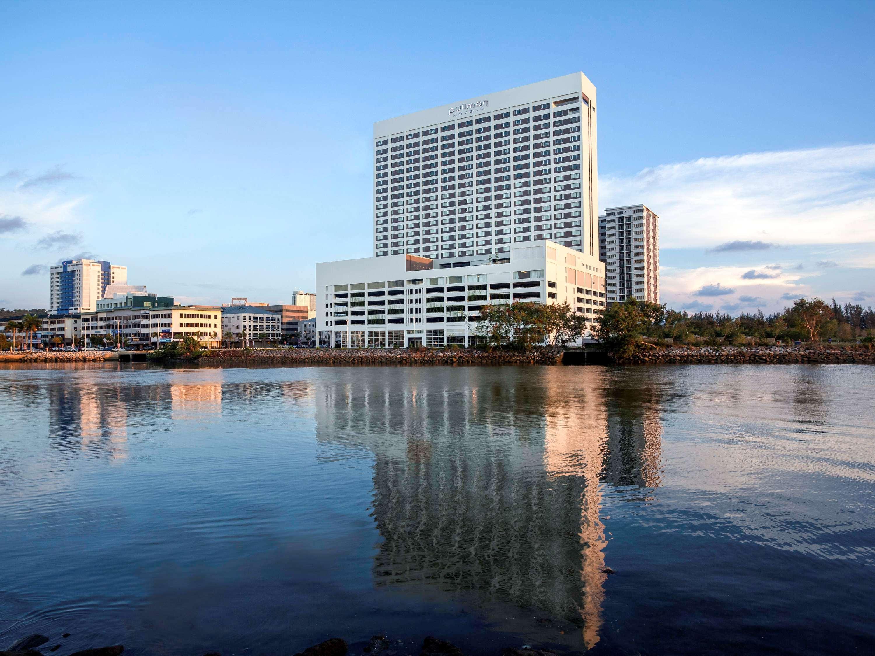 Pullman Miri Waterfront Otel Dış mekan fotoğraf The Harbor Tower