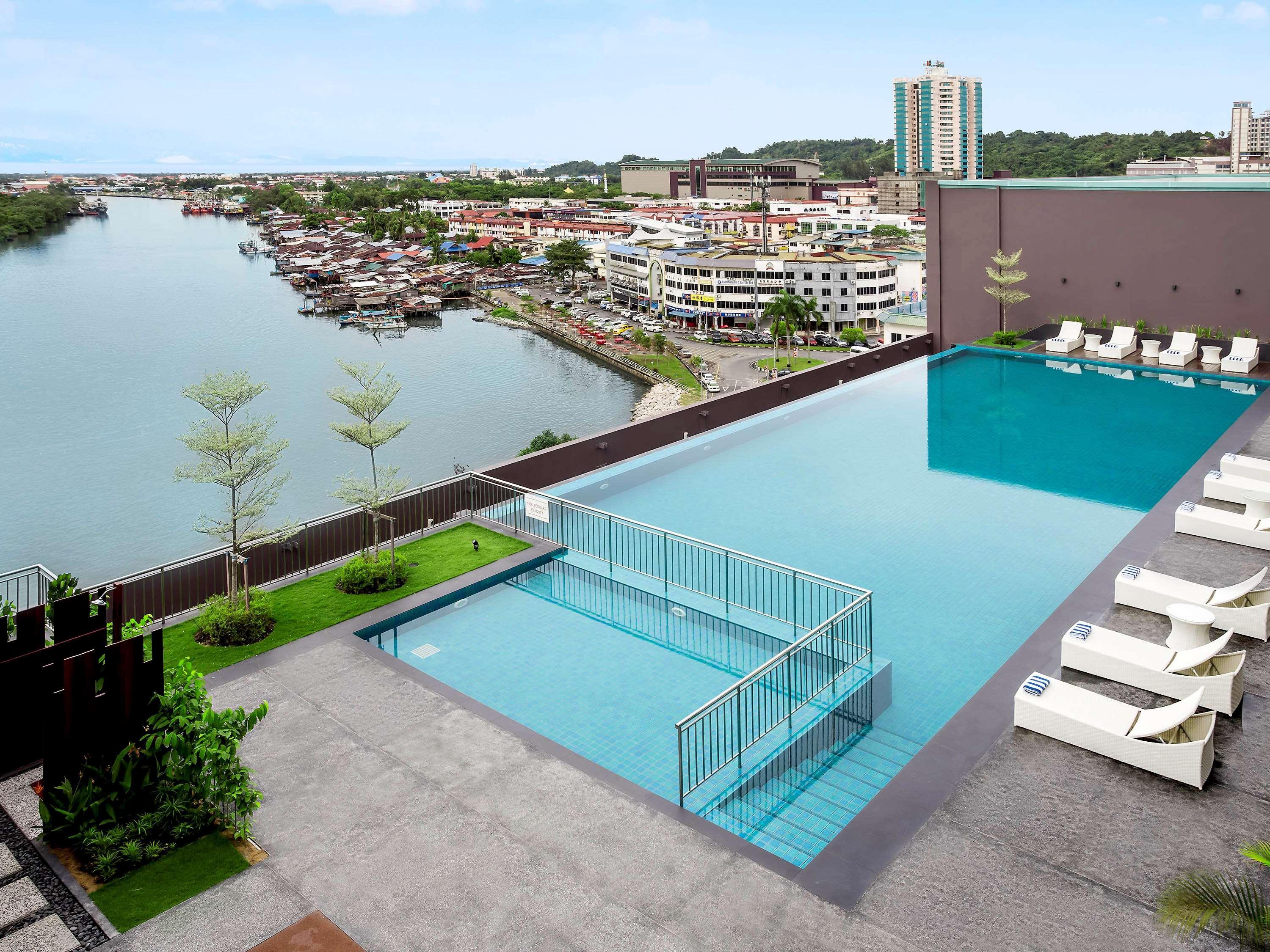 Pullman Miri Waterfront Otel Dış mekan fotoğraf Infinity pool at the top of the hotel