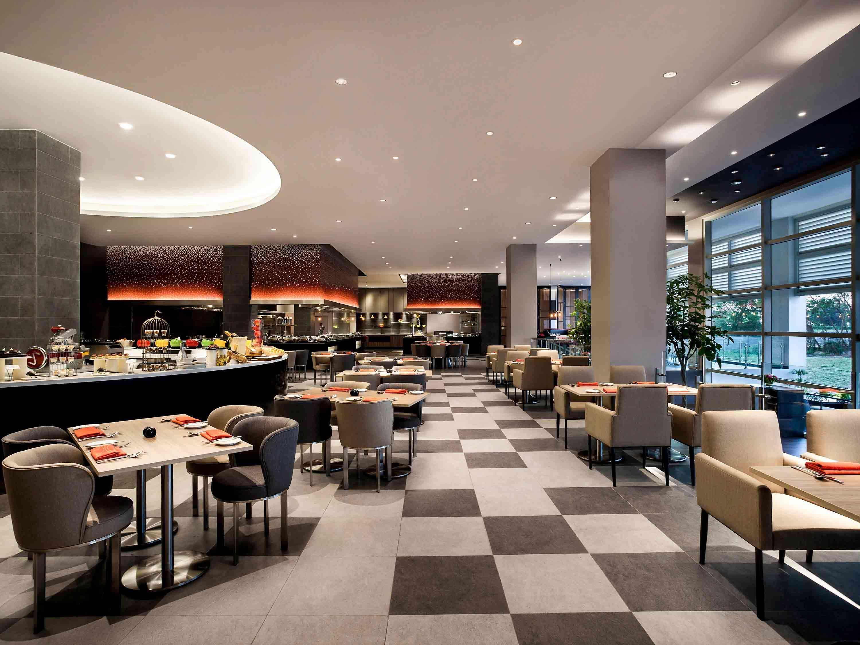 Pullman Miri Waterfront Otel Dış mekan fotoğraf The restaurant