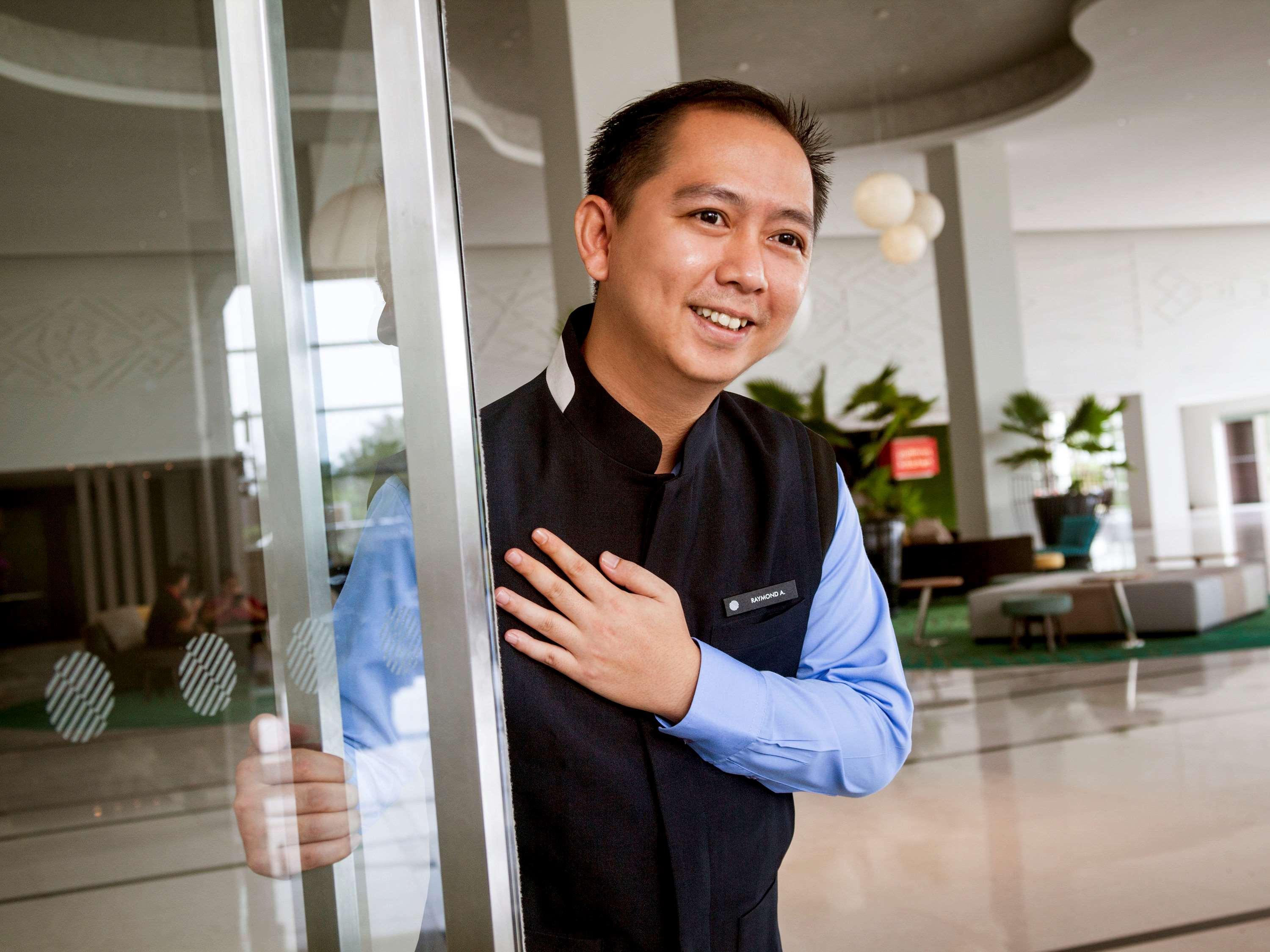 Pullman Miri Waterfront Otel Dış mekan fotoğraf A doorman at a hotel in Vietnam