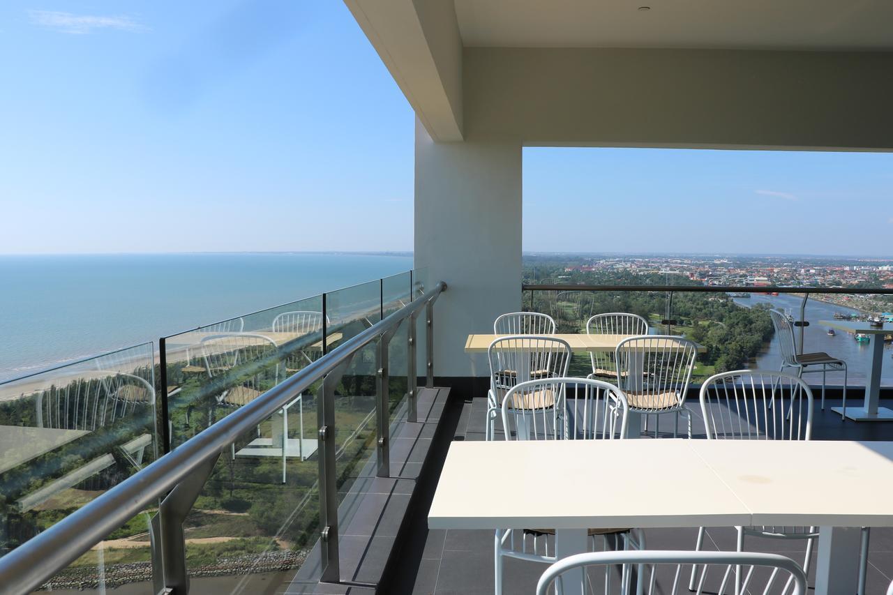 Pullman Miri Waterfront Otel Dış mekan fotoğraf A balcony in Nha Trang, Vietnam