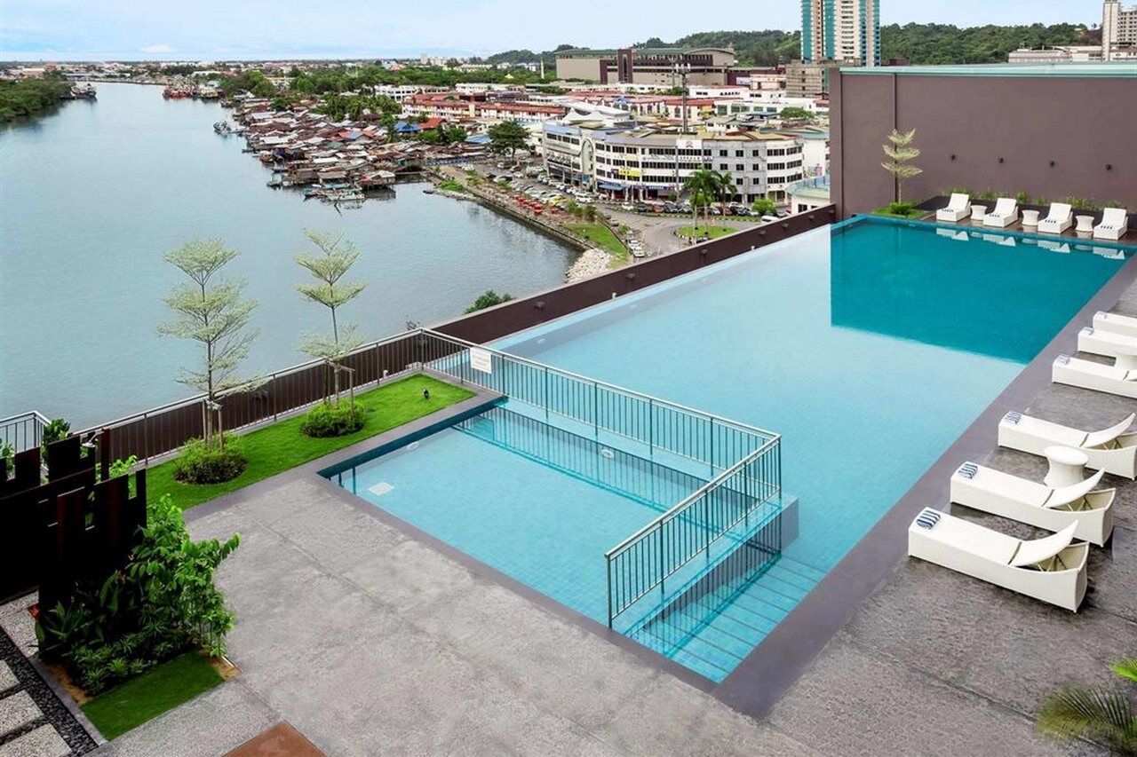Pullman Miri Waterfront Otel Dış mekan fotoğraf Infinity pool