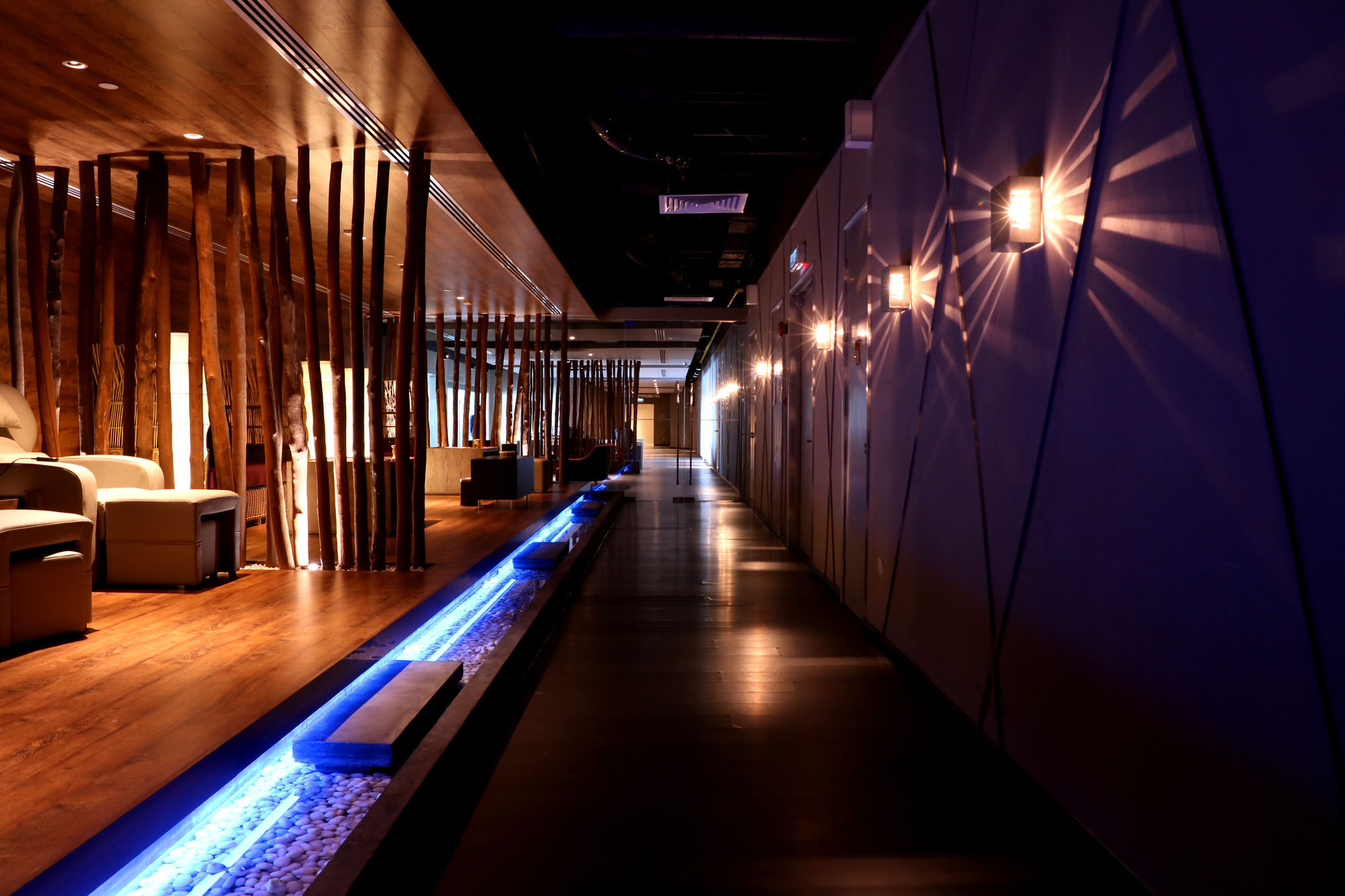 Pullman Miri Waterfront Otel Dış mekan fotoğraf The interior of the airport's VIP lounge