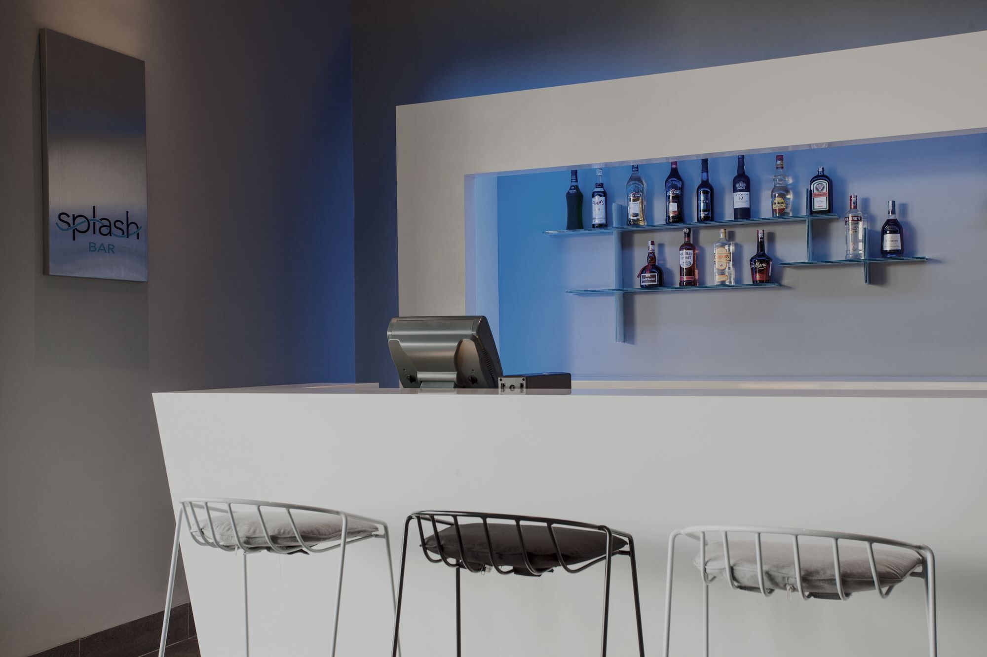 Pullman Miri Waterfront Otel Dış mekan fotoğraf Splash Bar