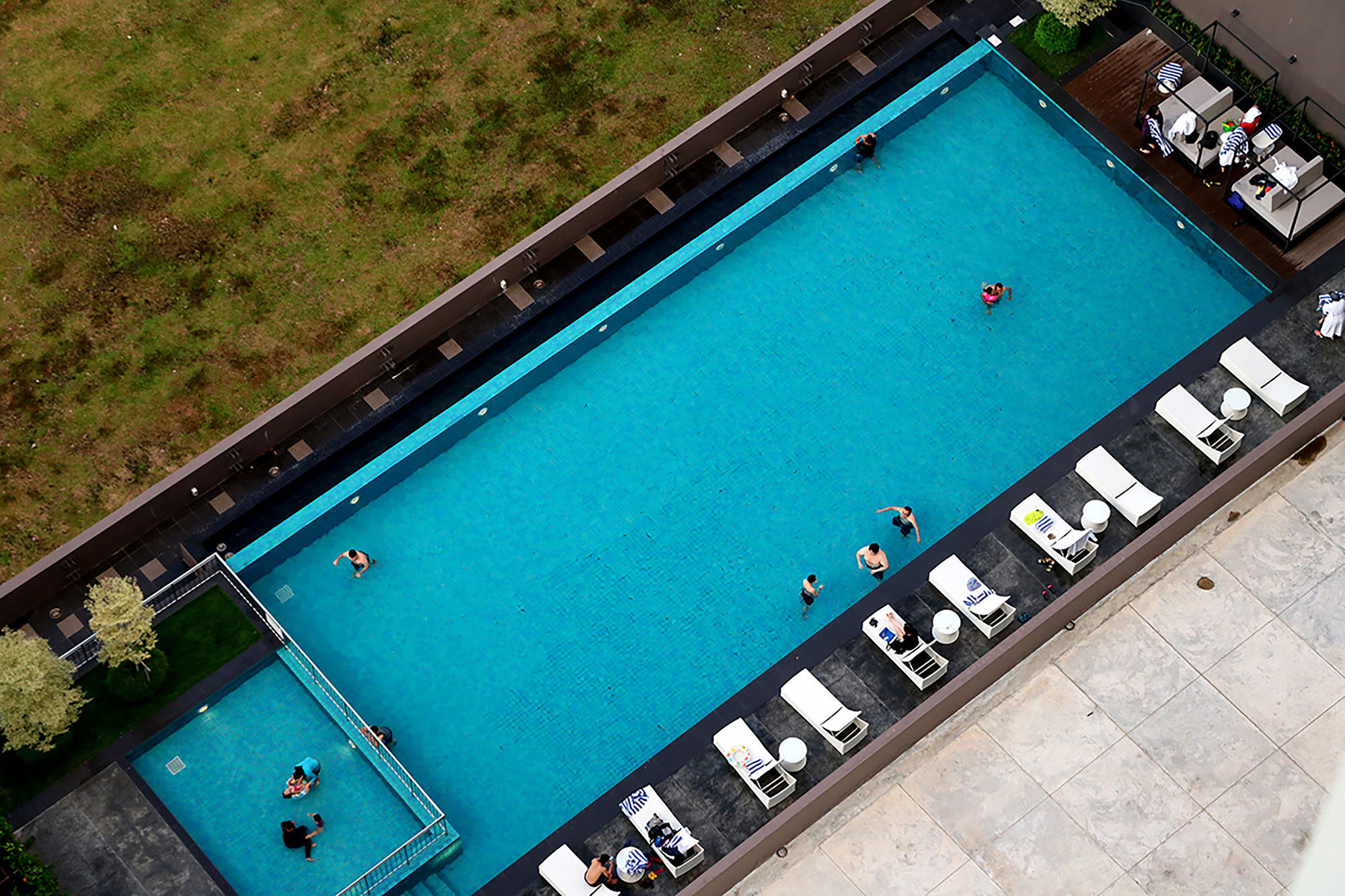 Pullman Miri Waterfront Otel Dış mekan fotoğraf The pool at the hotel