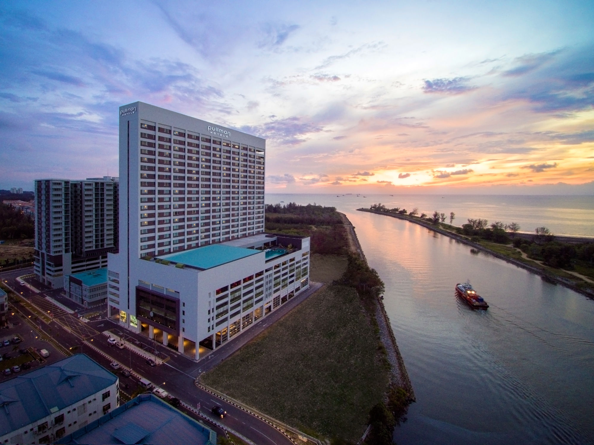 Pullman Miri Waterfront Otel Dış mekan fotoğraf Aerial view of the hotel
