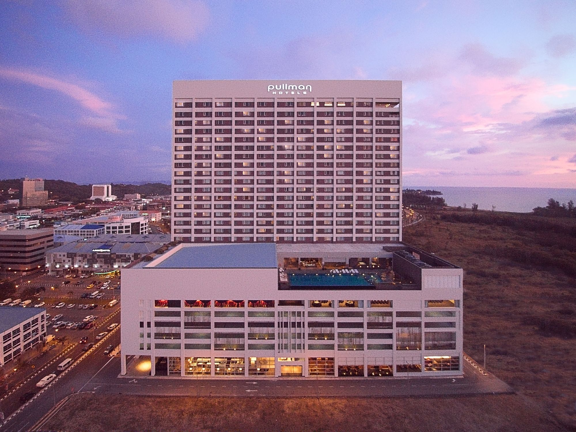 Pullman Miri Waterfront Otel Dış mekan fotoğraf The hotel in 2015
