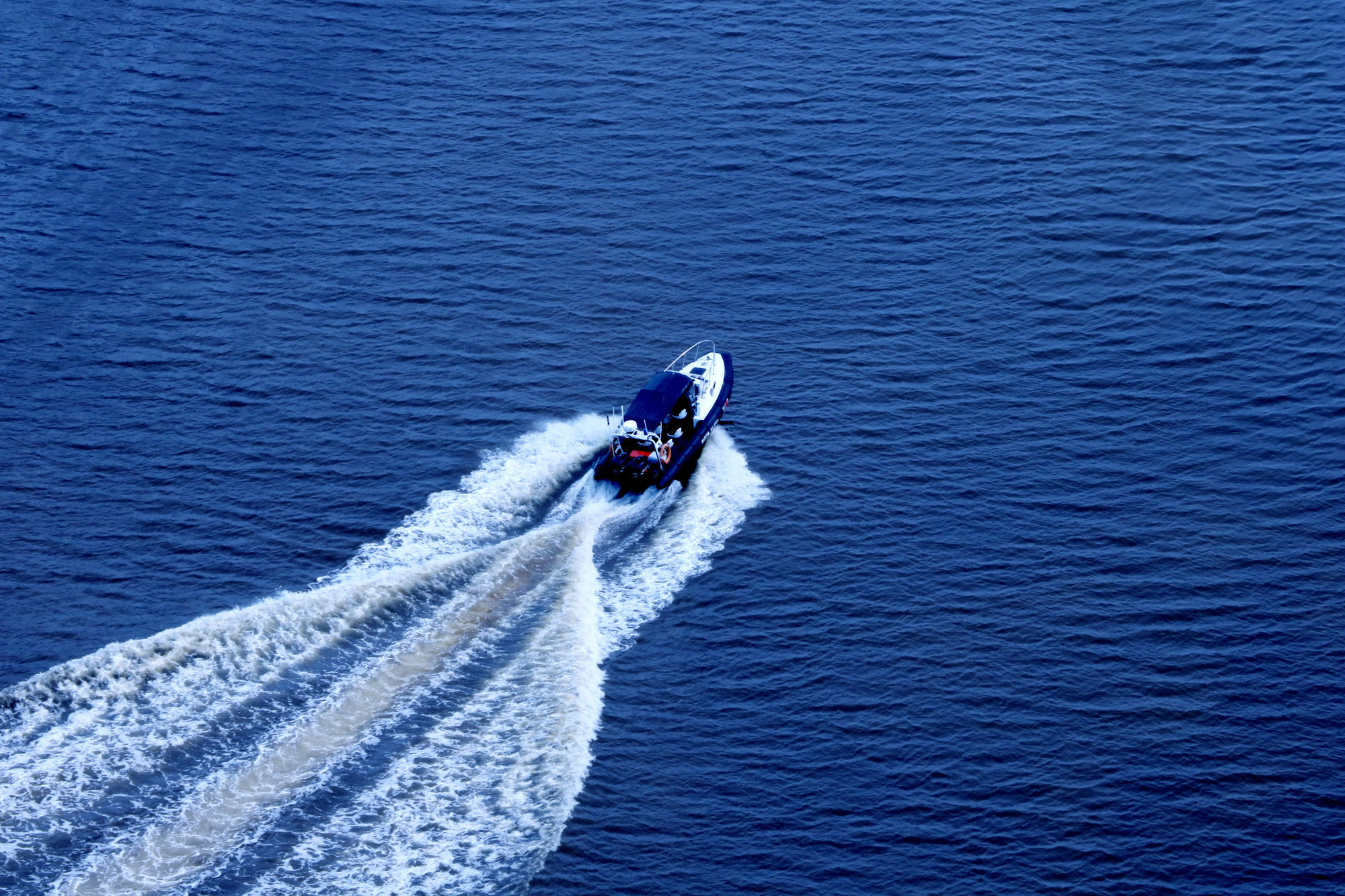 Pullman Miri Waterfront Otel Dış mekan fotoğraf A speedboat