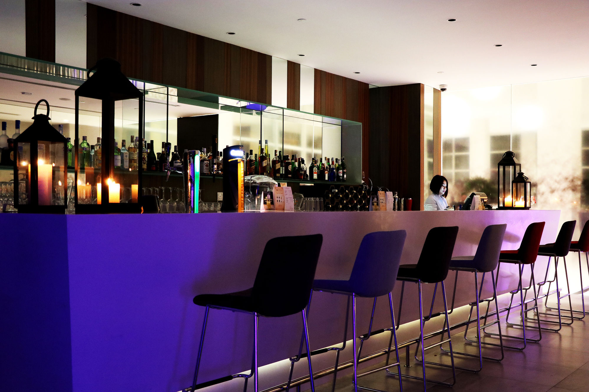 Pullman Miri Waterfront Otel Dış mekan fotoğraf The bar at the 100 Queen's Gate