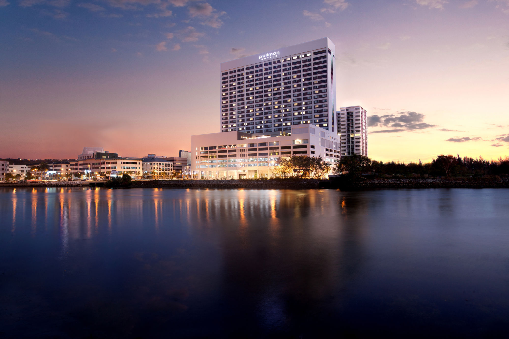 Pullman Miri Waterfront Otel Dış mekan fotoğraf The Royal Thai Navy Hospital