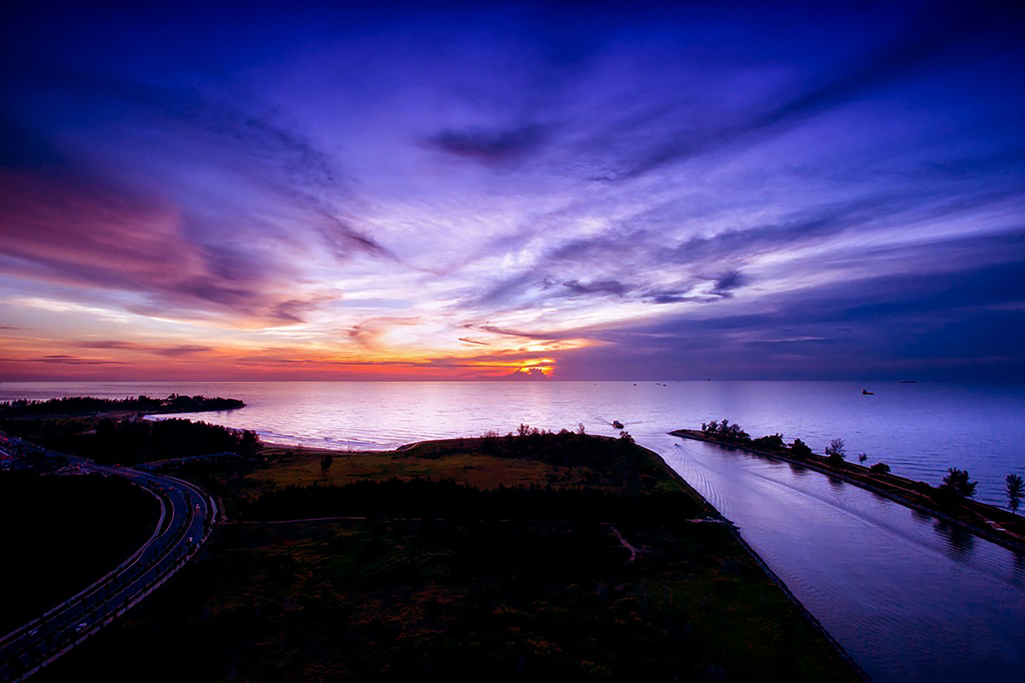 Pullman Miri Waterfront Otel Dış mekan fotoğraf Sunset at the mouth of the river