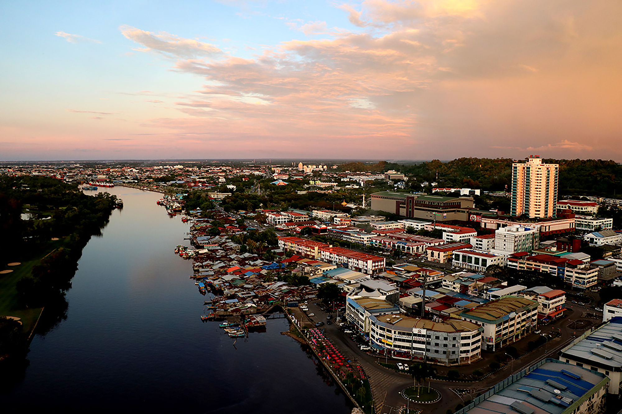 Pullman Miri Waterfront Otel Dış mekan fotoğraf Aerial view of La Paz