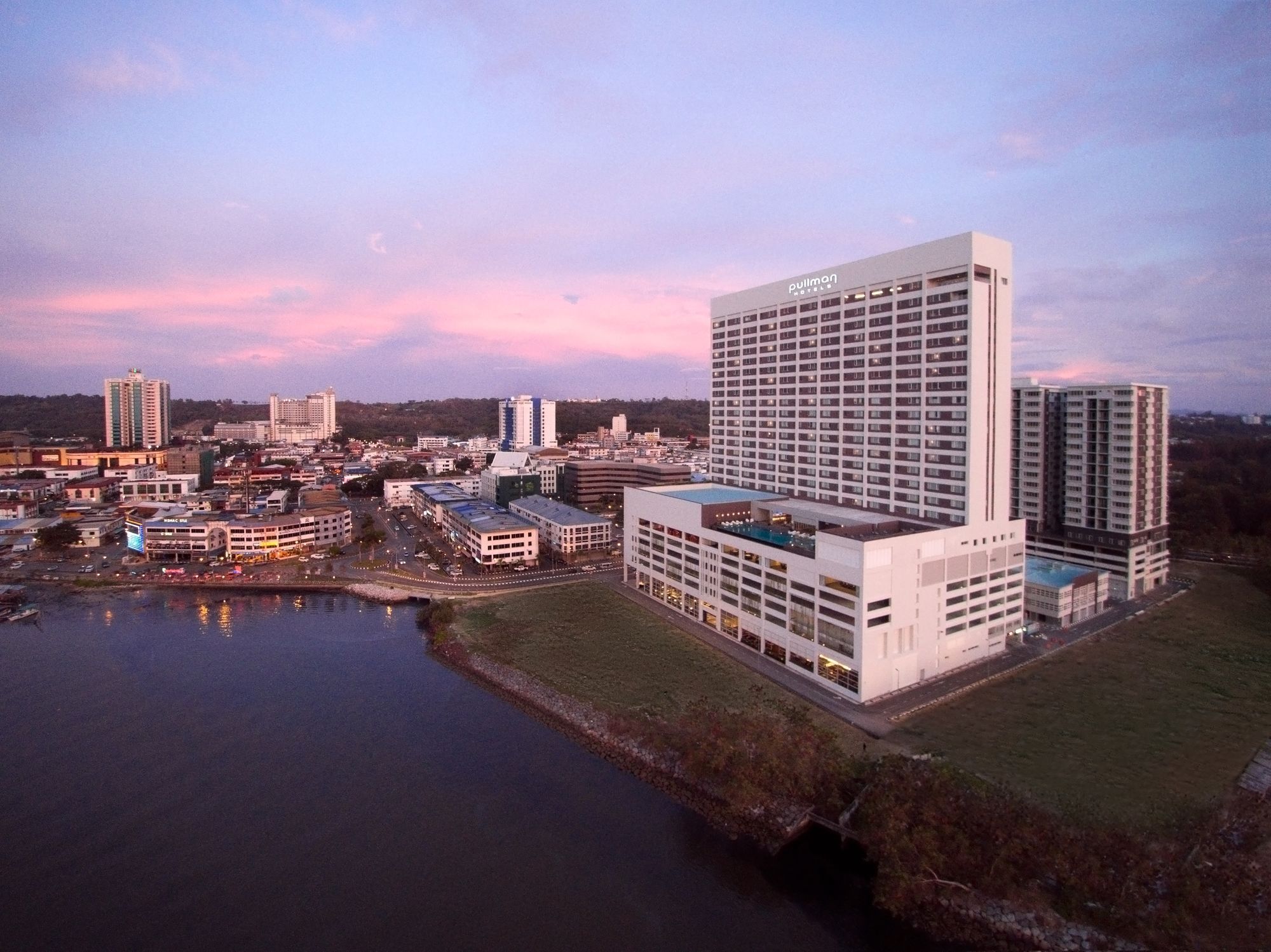 Pullman Miri Waterfront Otel Dış mekan fotoğraf The Riverfront