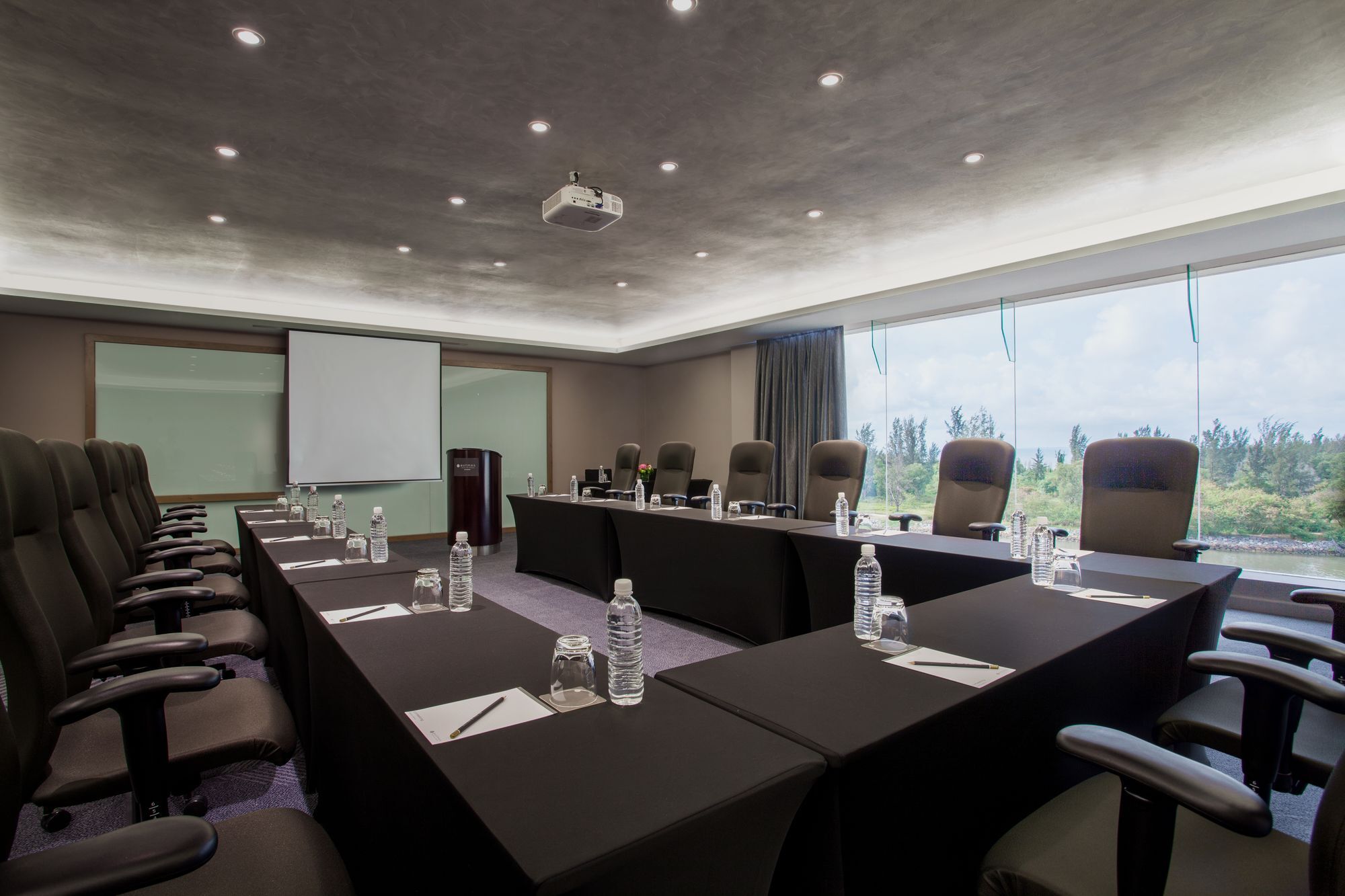 Pullman Miri Waterfront Otel Dış mekan fotoğraf Meeting room