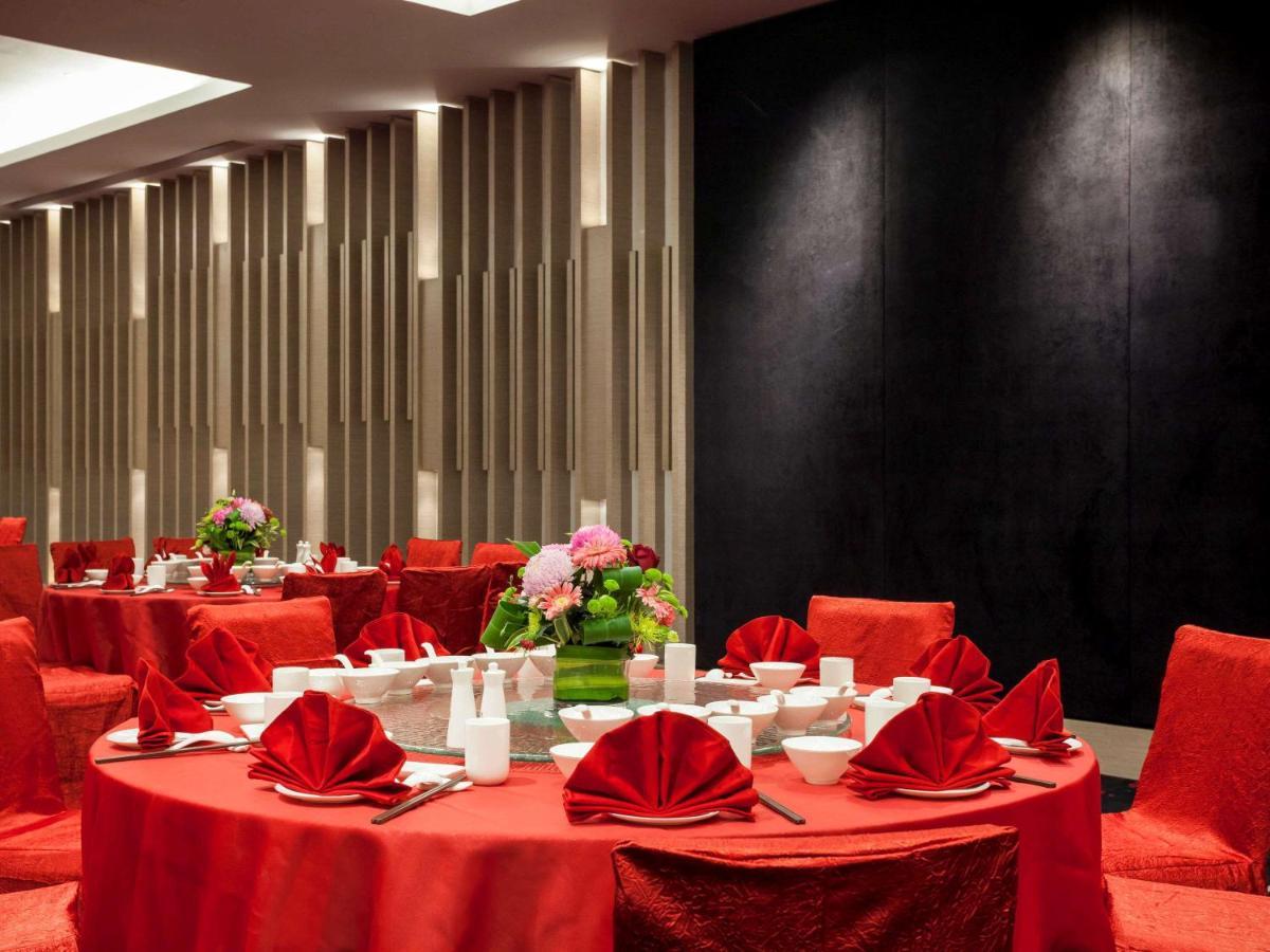 Pullman Miri Waterfront Otel Dış mekan fotoğraf A banquet hall in a hotel